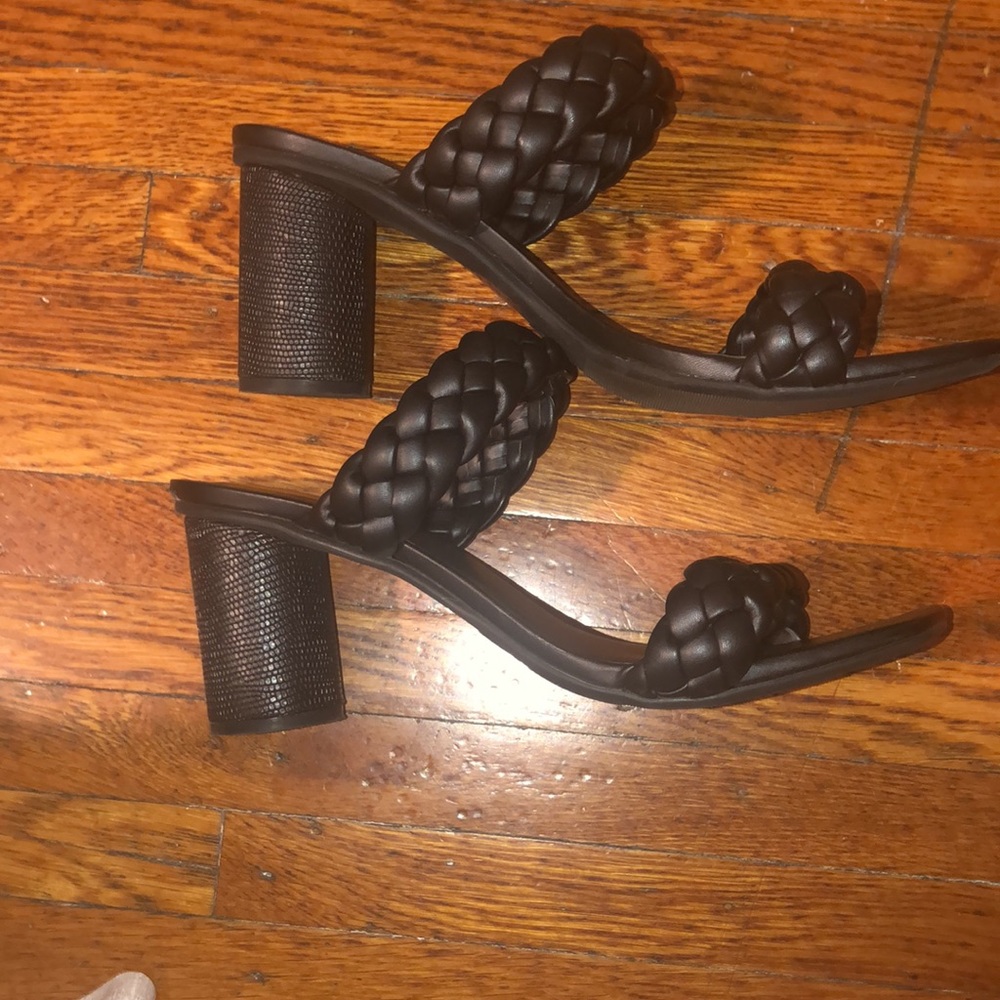 Women's woven straps heels in black size 11